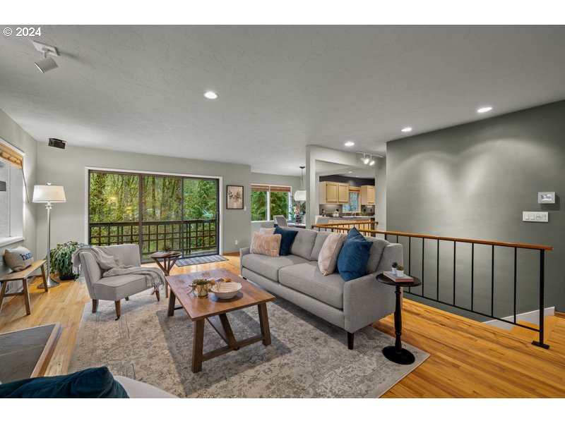 4700 Northwest Barnes Road Portland, OR 97210 - Photo 7 of 40 Living Room