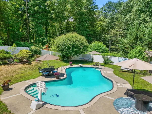 $949,000 | 1 Annarock Drive, Somers, NY 10589