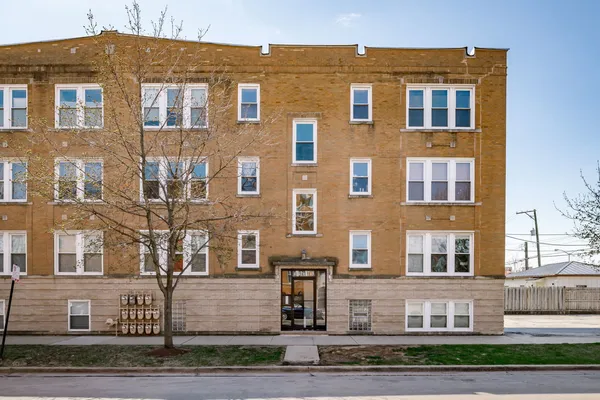 $179,000 | 4749 West Roscoe Street, Unit 3, Chicago, IL 60641
