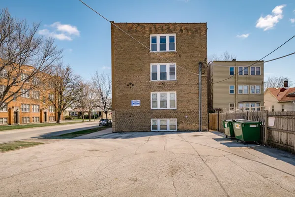 $179,000 | 4749 West Roscoe Street, Unit 3, Chicago, IL 60641