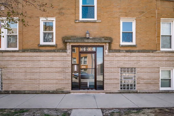 $179,000 | 4749 West Roscoe Street, Unit 3, Chicago, IL 60641