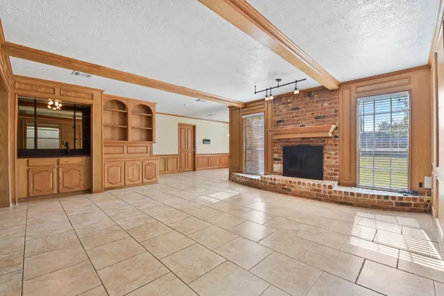 a view of an entryway with a livingroom