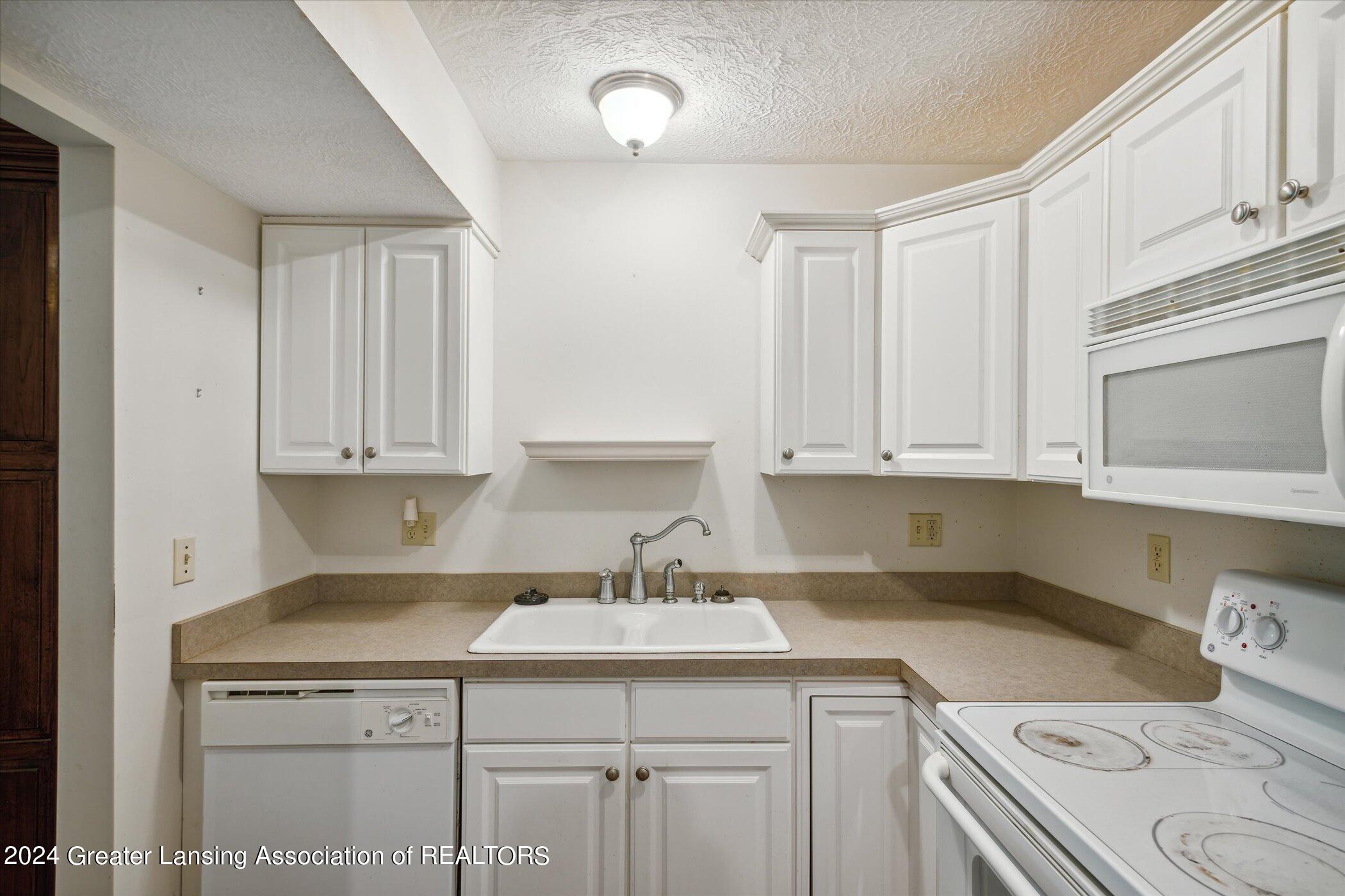 1327 Coolidge Road, Unit 12 East Lansing, MI 48823 - Photo 8 of 21 15-1327-Coolidge-Rd-East-Lansing-MI-4882