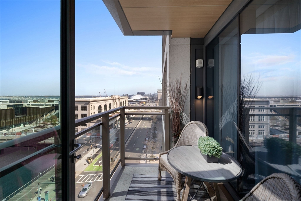 133 Seaport Boulevard, Unit 920 Boston, MA 02210 - Photo 20 of 28 a balcony with table and chairs