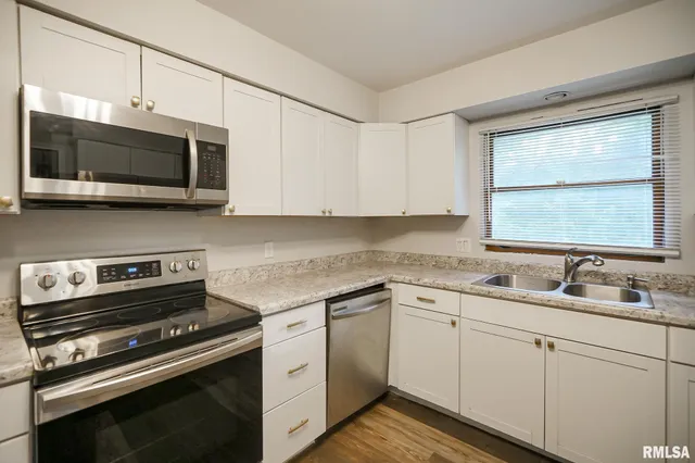 $259,900 | 5317 North Woodview Avenue, Peoria, IL 61614