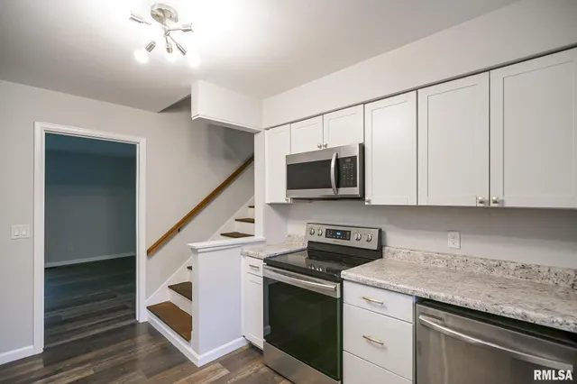 $259,900 | 5317 North Woodview Avenue, Peoria, IL 61614