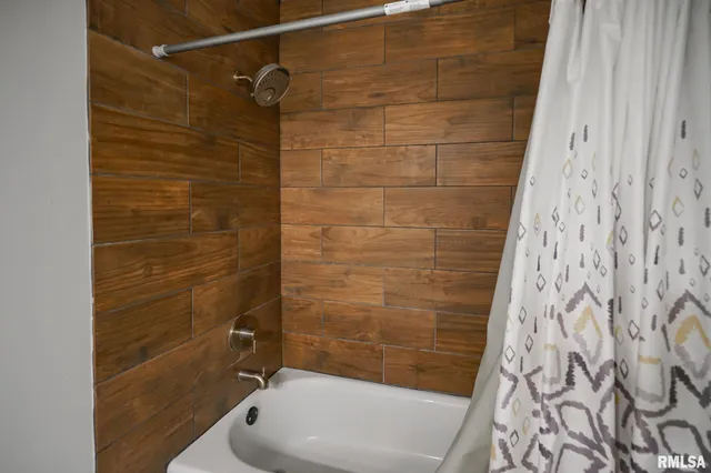 $259,900 | 5317 North Woodview Avenue, Peoria, IL 61614