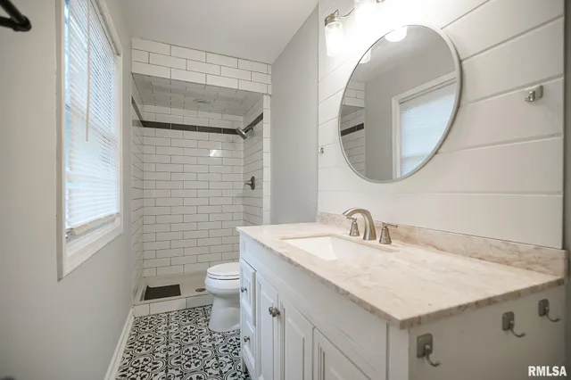 $259,900 | 5317 North Woodview Avenue, Peoria, IL 61614