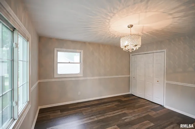 $259,900 | 5317 North Woodview Avenue, Peoria, IL 61614