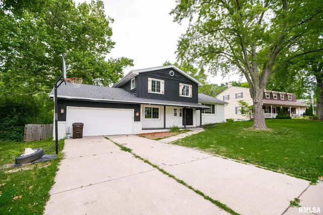 $259,900 | 5317 North Woodview Avenue, Peoria, IL 61614