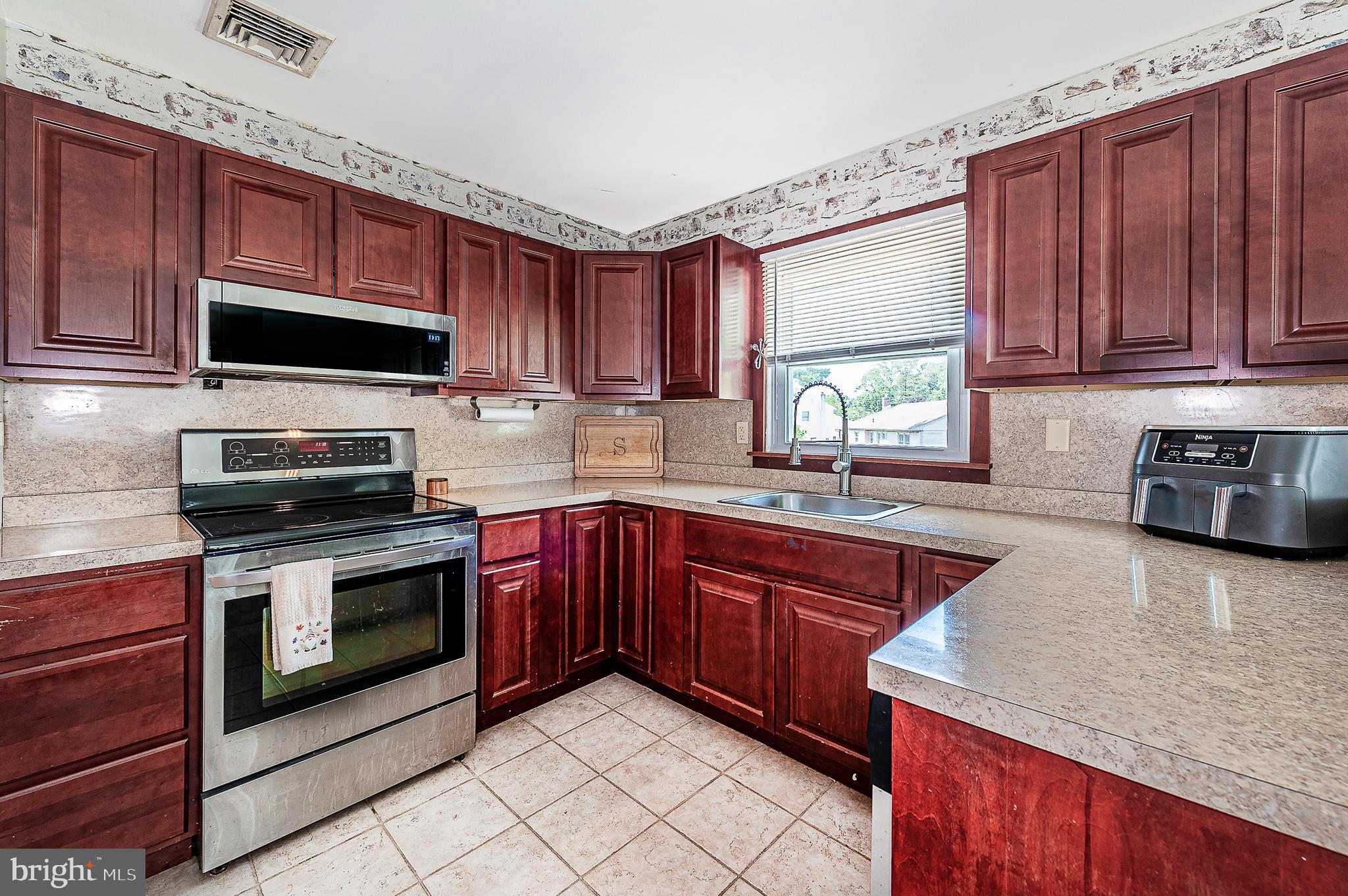 14 Evergreen Road Stratford, NJ 08084 - Photo 9 of 23 Kitchen