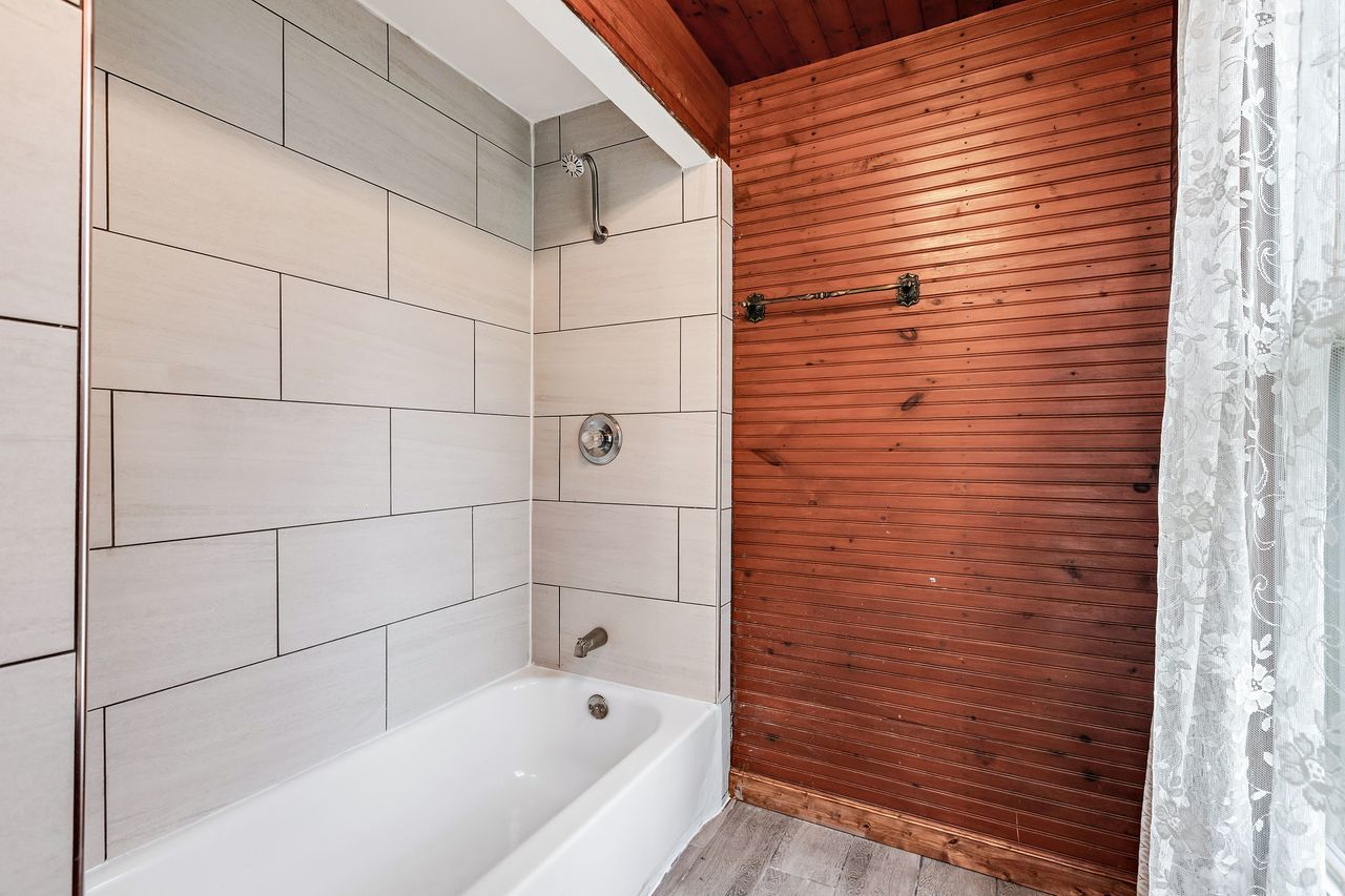 319 Wabash Street Elgin, IL 60123 - Photo 12 of 18 a bathroom with a bathtub