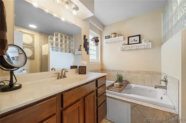 $439,000 | 112 Blackfoot Road, Four Seasons, MO 65049