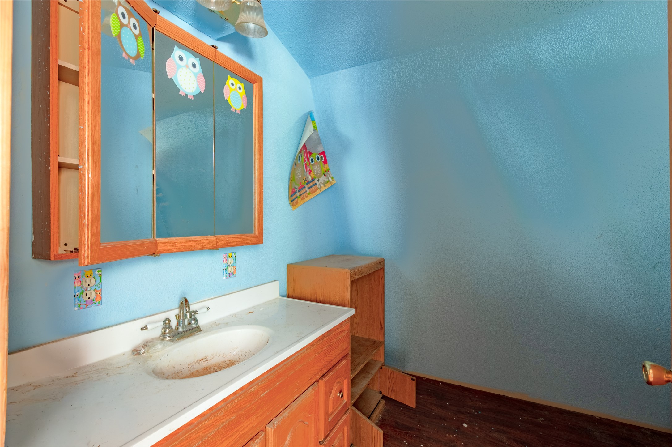 8 Creek Road Huntsville, TX 77320 - Photo 24 of 50 Bathroom on 2nd floor.