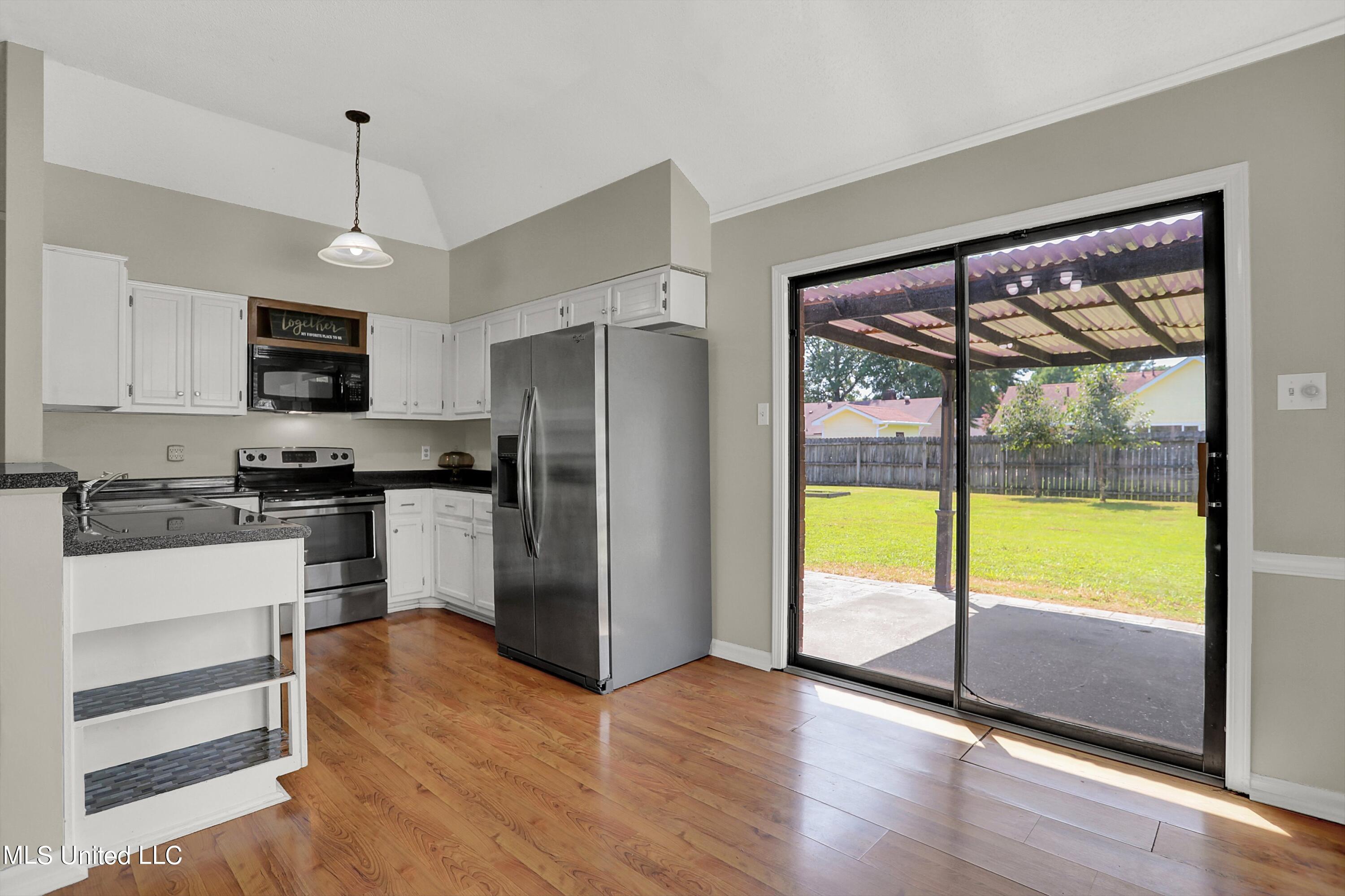 10051 Goodman Road Olive Branch, MS 38654 - Photo 10 of 30 Dining areaw/patio view