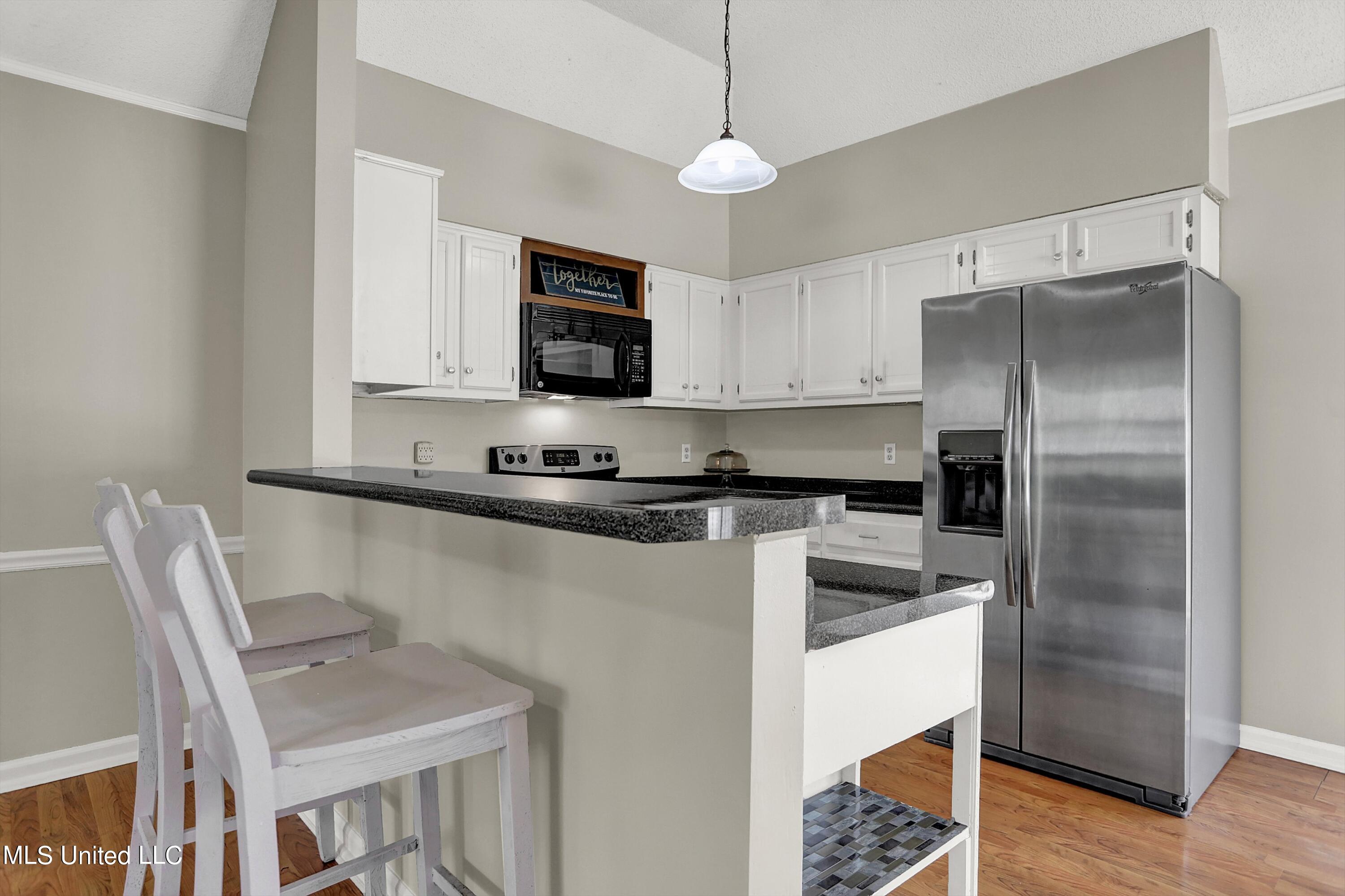 10051 Goodman Road Olive Branch, MS 38654 - Photo 13 of 30 Breakfast bar