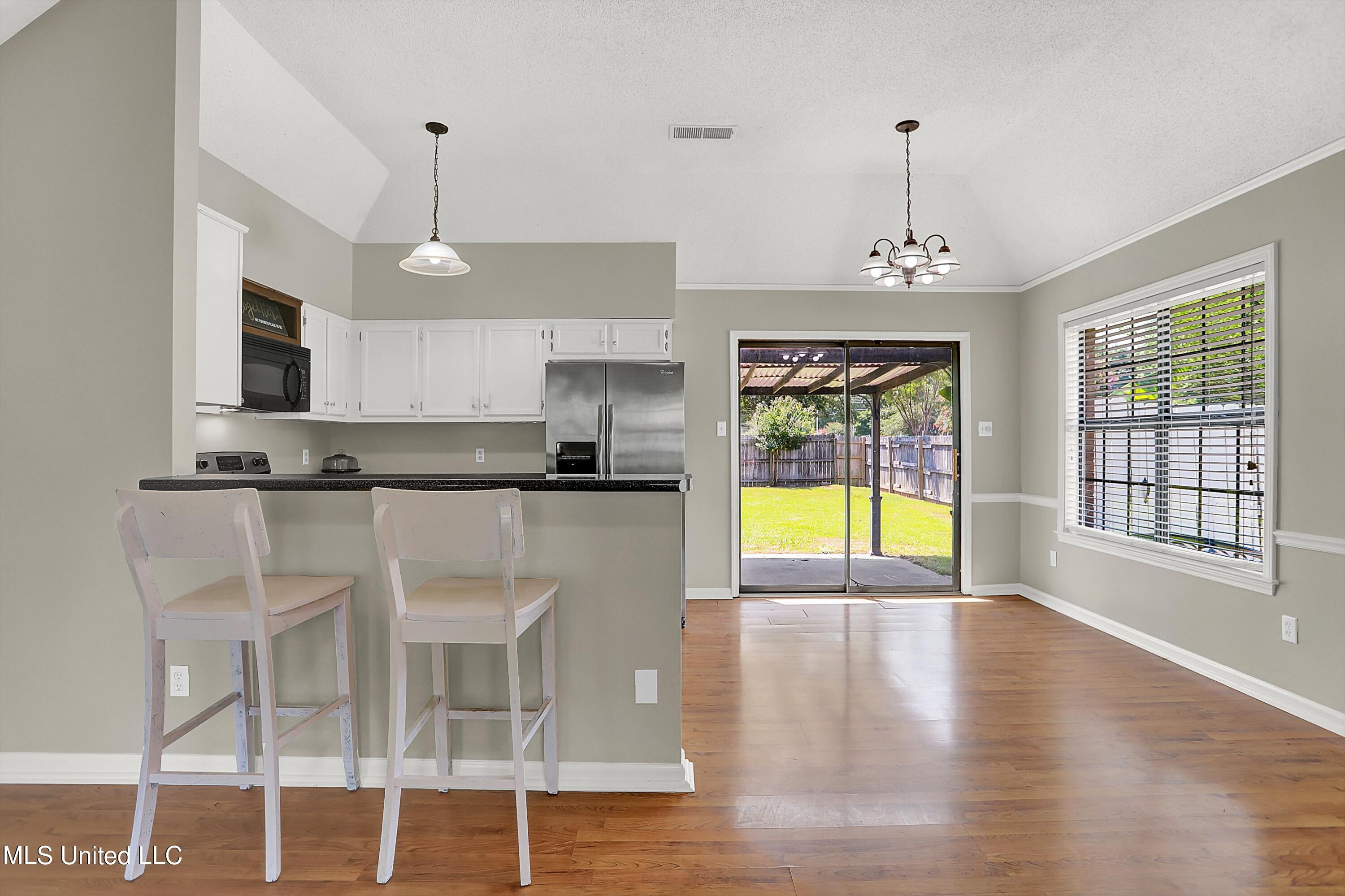 10051 Goodman Road Olive Branch, MS 38654 - Photo 14 of 30 Breakfast bar/dining area