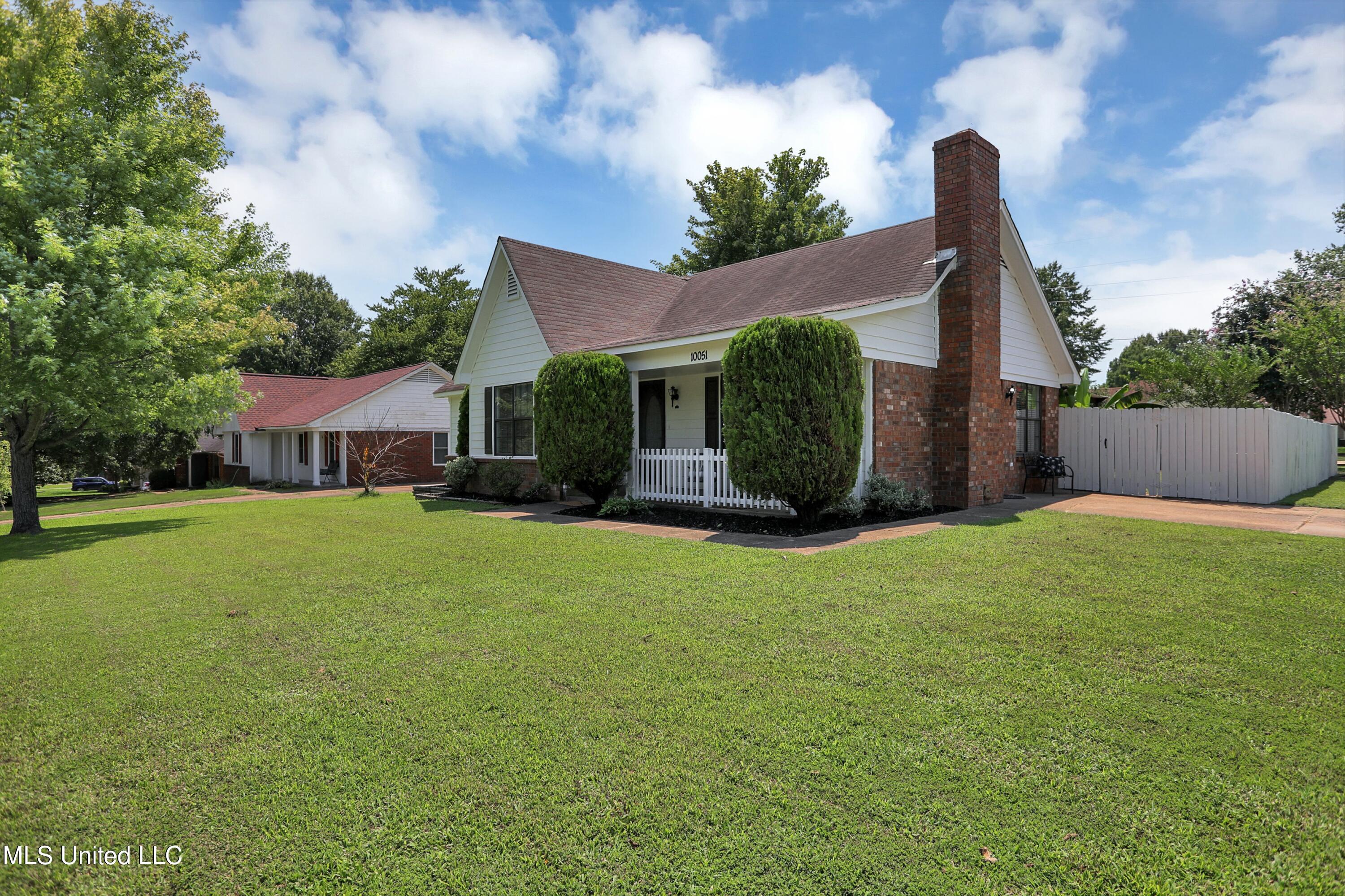 10051 Goodman Road Olive Branch, MS 38654 - Photo 2 of 30 Driveway side