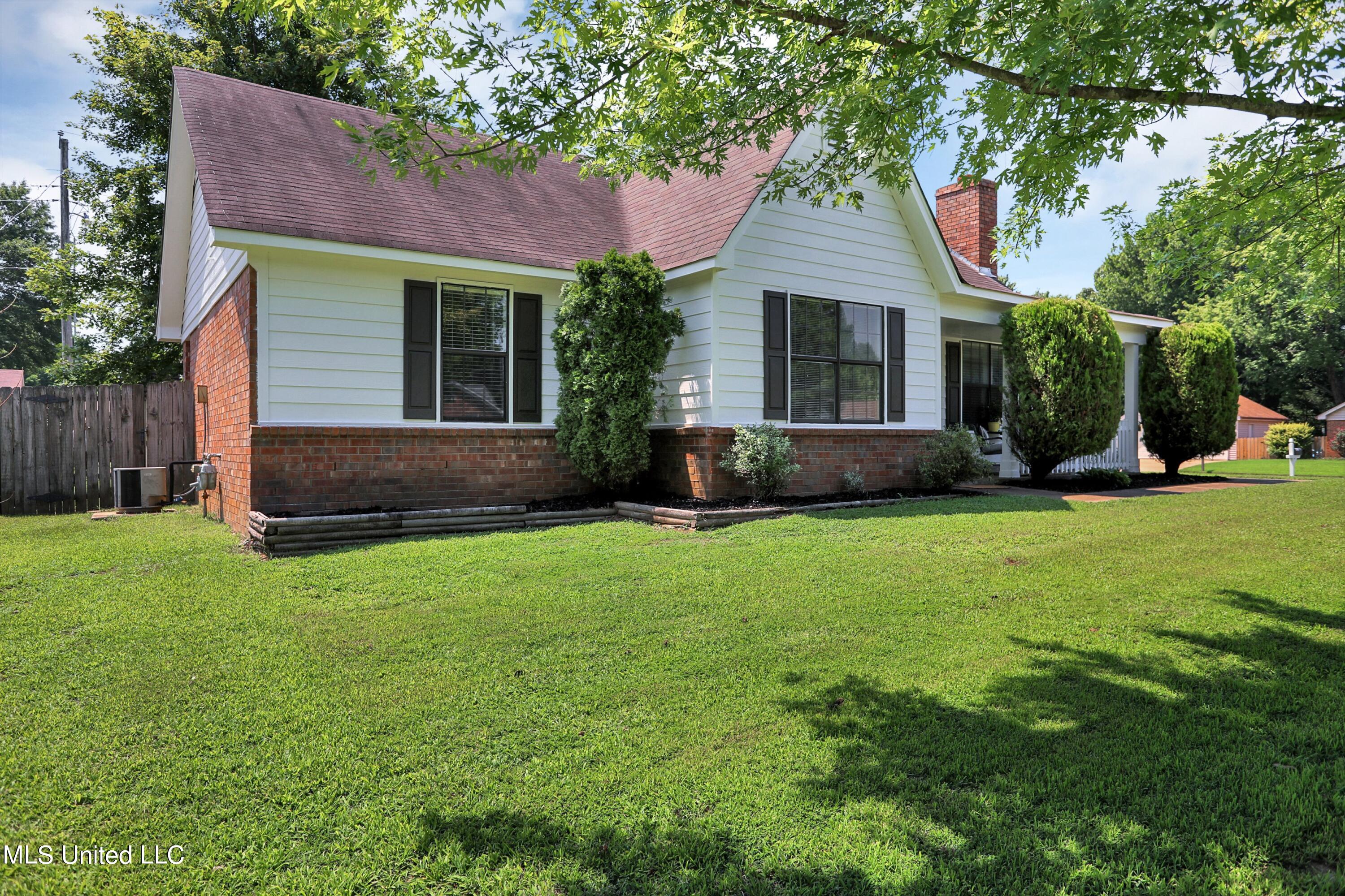 10051 Goodman Road Olive Branch, MS 38654 - Photo 3 of 30 Left (east) side