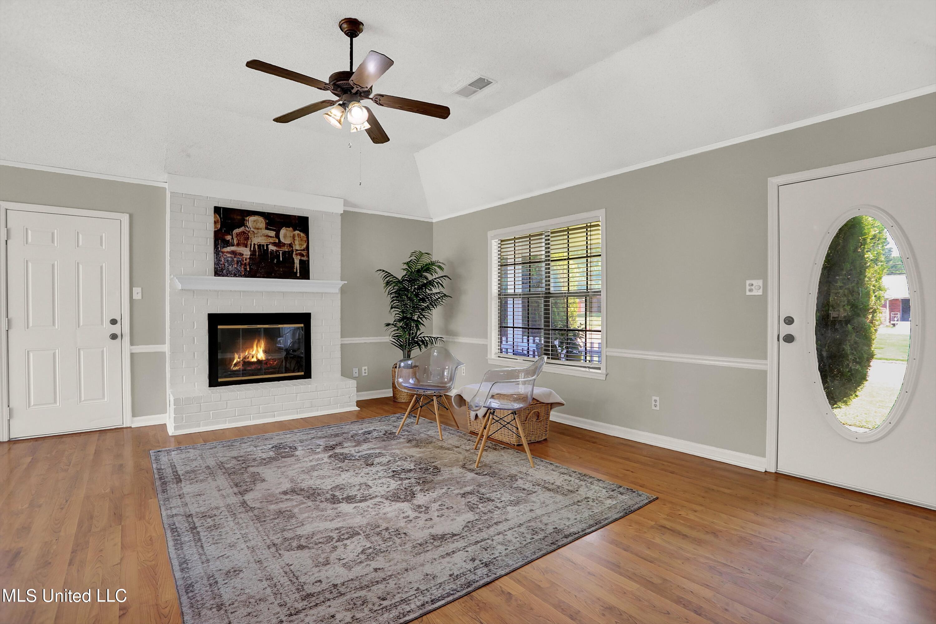10051 Goodman Road Olive Branch, MS 38654 - Photo 6 of 30 Great room