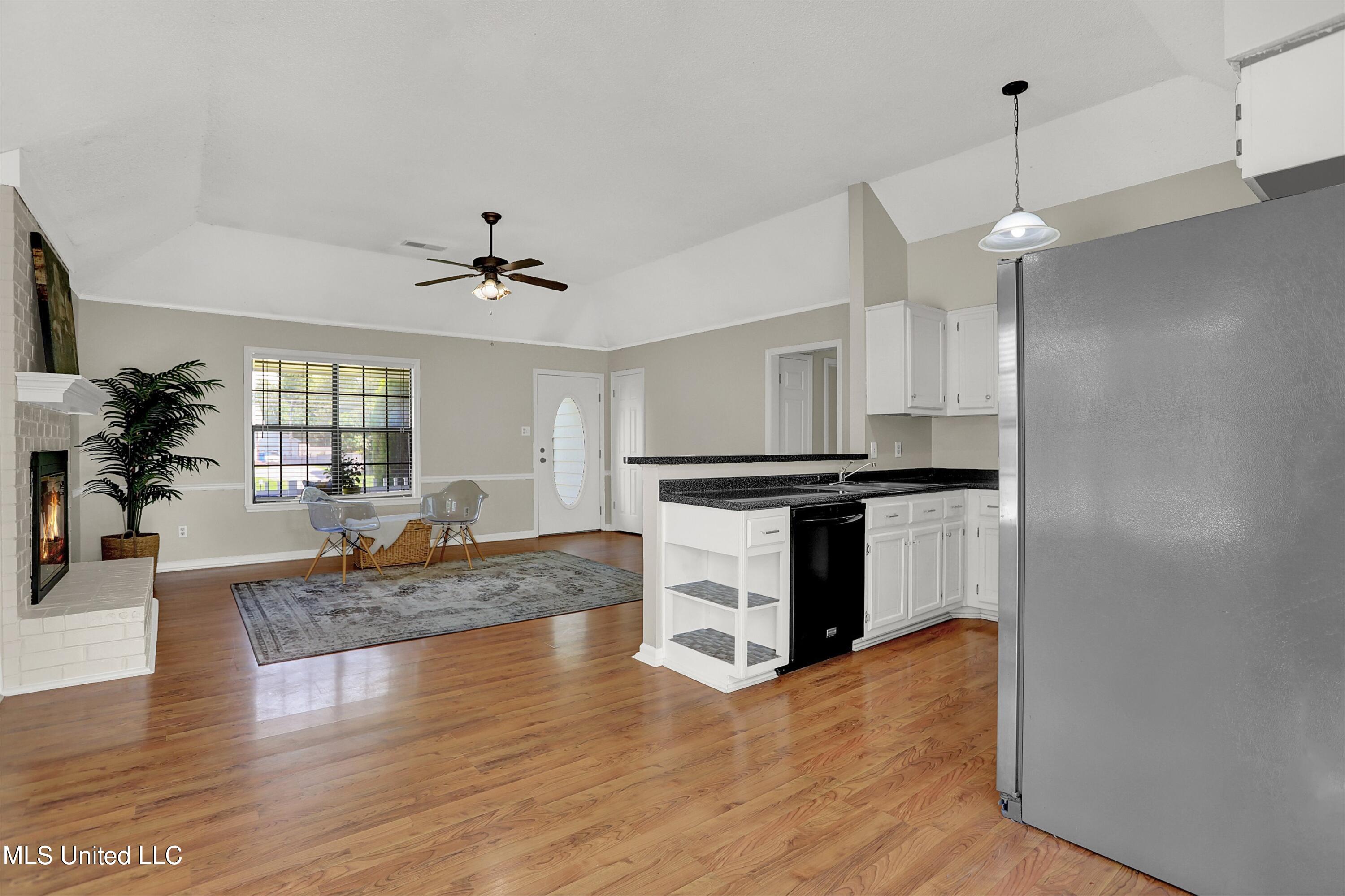 10051 Goodman Road Olive Branch, MS 38654 - Photo 8 of 30 Breakfast bar