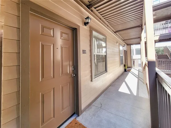 a view of a large brick building