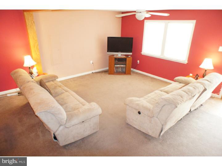 9354 Annapolis Road Philadelphia, PA 19114 - Photo 6 of 21 Living Room
