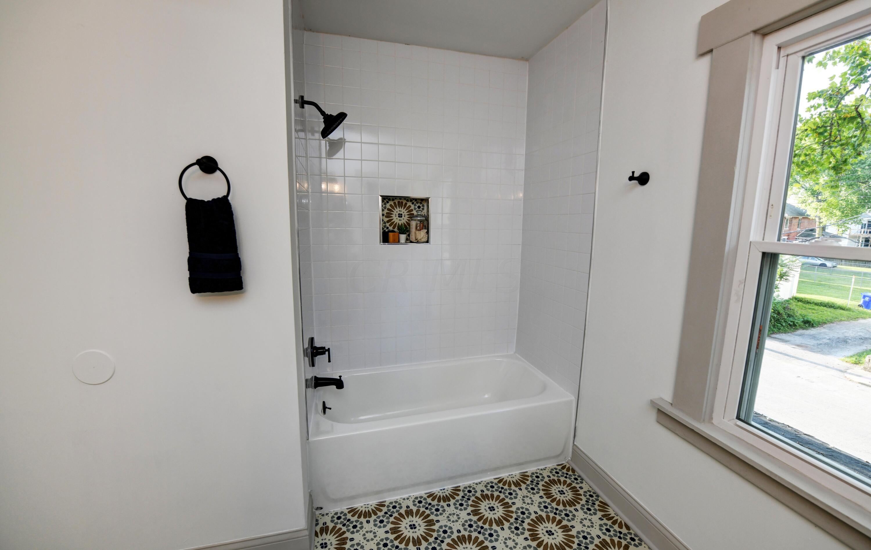 1275 East Fulton Street Columbus, OH 43205 - Photo 27 of 36 Bath