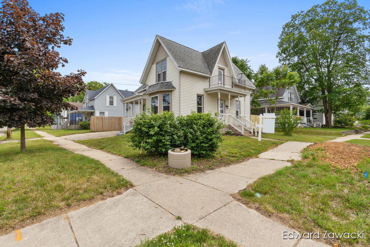 404 South Bridge Street Belding, MI 48809 - Photo 4 of 39 IMG_1001