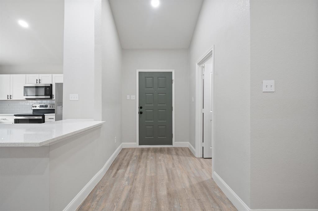310 Valley Spring Drive Arlington, TX 76018 - Photo 4 of 24