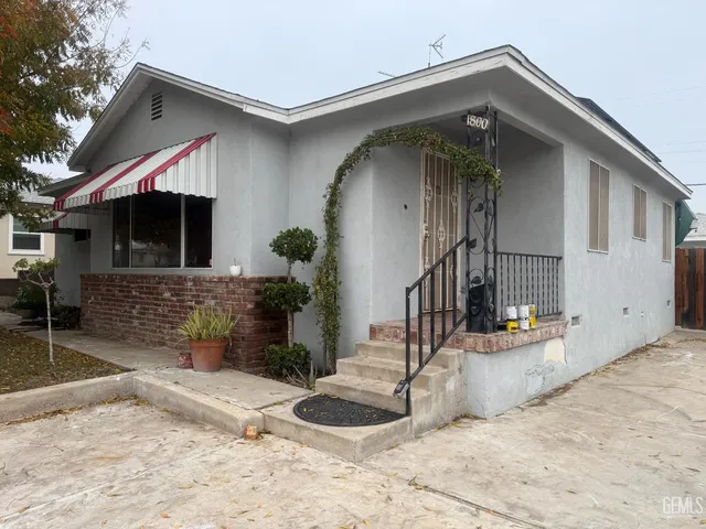a house view with a outdoor space