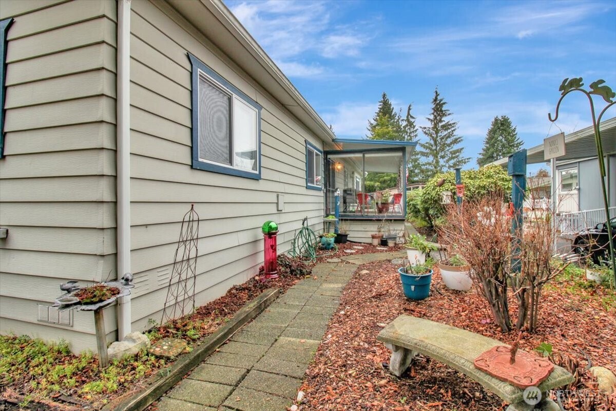 815 124th Street Southwest, Unit 52 Everett, WA 98204 - Photo 35 of 40 a view of a chairs and table in the patio