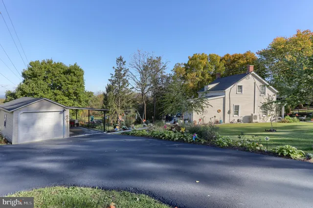 a view of a back yard of the house