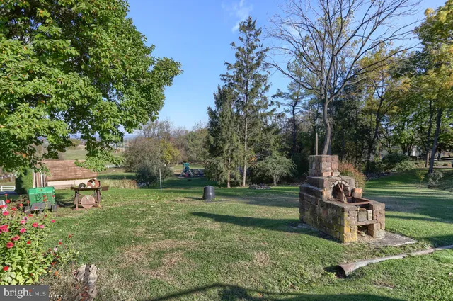 a view of a house with backyard and garden