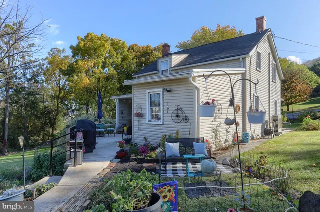 a view of a backyard