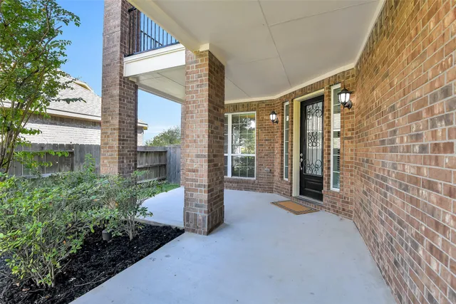 a view of a big room with balcony and garden