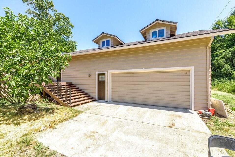 6270 Neill Road Grants Pass, OR 97527 - Photo 2 of 20 garage