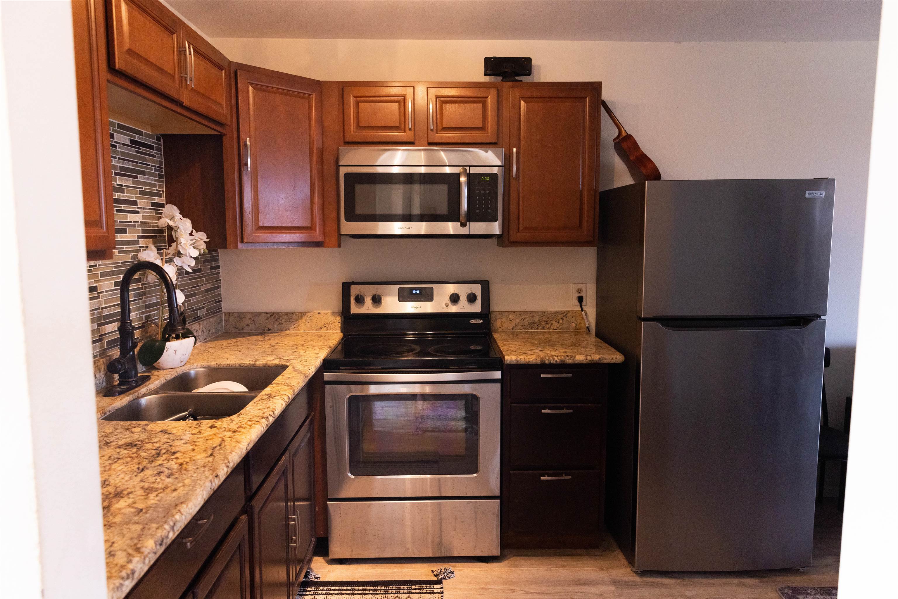 3740 Lower Honoapiilani Road, Unit G309 Lahaina, HI 96761 - Photo 4 of 17 a kitchen with a stove and a microwave