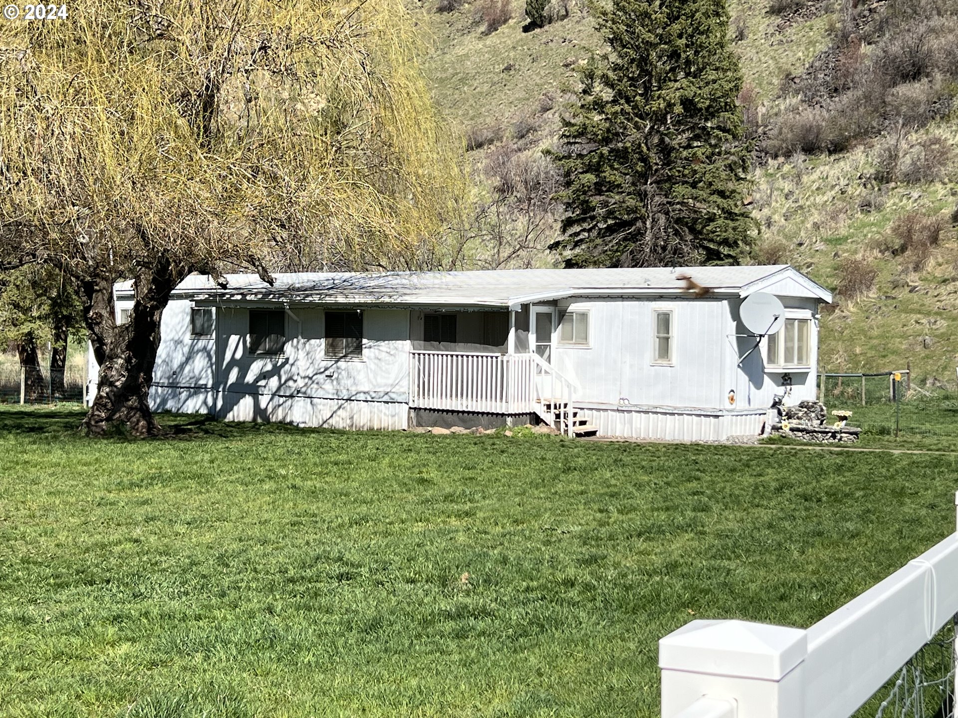 a view of a house with a backyard