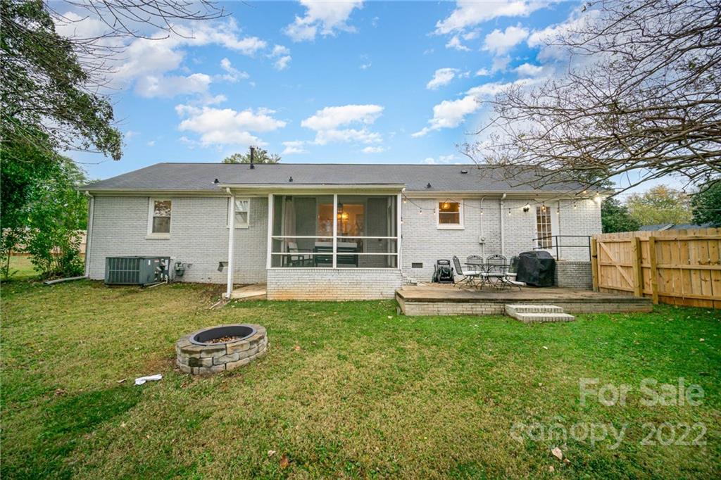 5200 Londonderry Road Charlotte, NC 28210 - Photo 22 of 28 a view of a house with backyard and sitting area