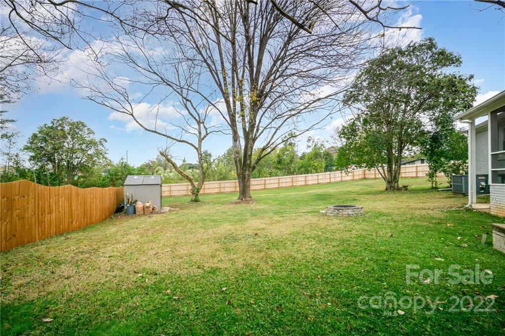 5200 Londonderry Road Charlotte, NC 28210 - Photo 24 of 28 a backyard of a house with lots of green space