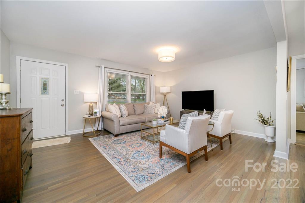 5200 Londonderry Road Charlotte, NC 28210 - Photo 3 of 28 a living room with furniture and a flat screen tv