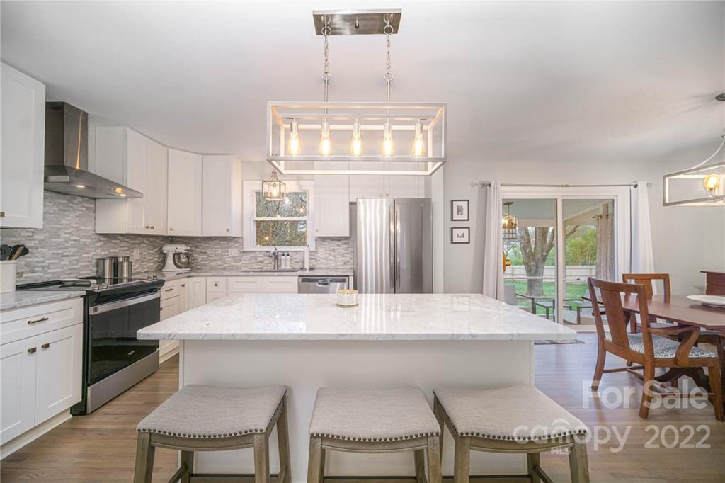 5200 Londonderry Road Charlotte, NC 28210 - Photo 4 of 28 a large kitchen with a table and chairs in it