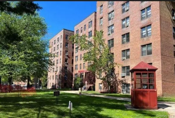 $2,300 | 150-20 71st Avenue, Unit 2F | Kew Gardens Hills