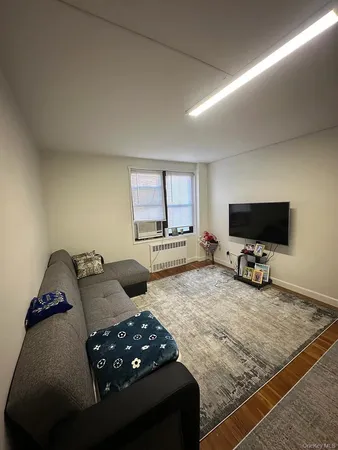 $2,300 | 150-20 71st Avenue, Unit 2F | Kew Gardens Hills