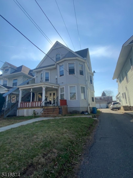 a view of a yard in front of house