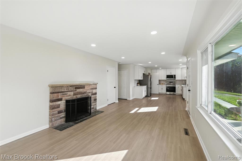 5561 Delmas Road Clarkston, MI 48348 - Photo 3 of 61
