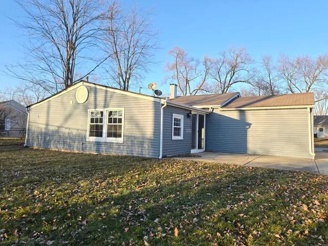 a view of a back yard