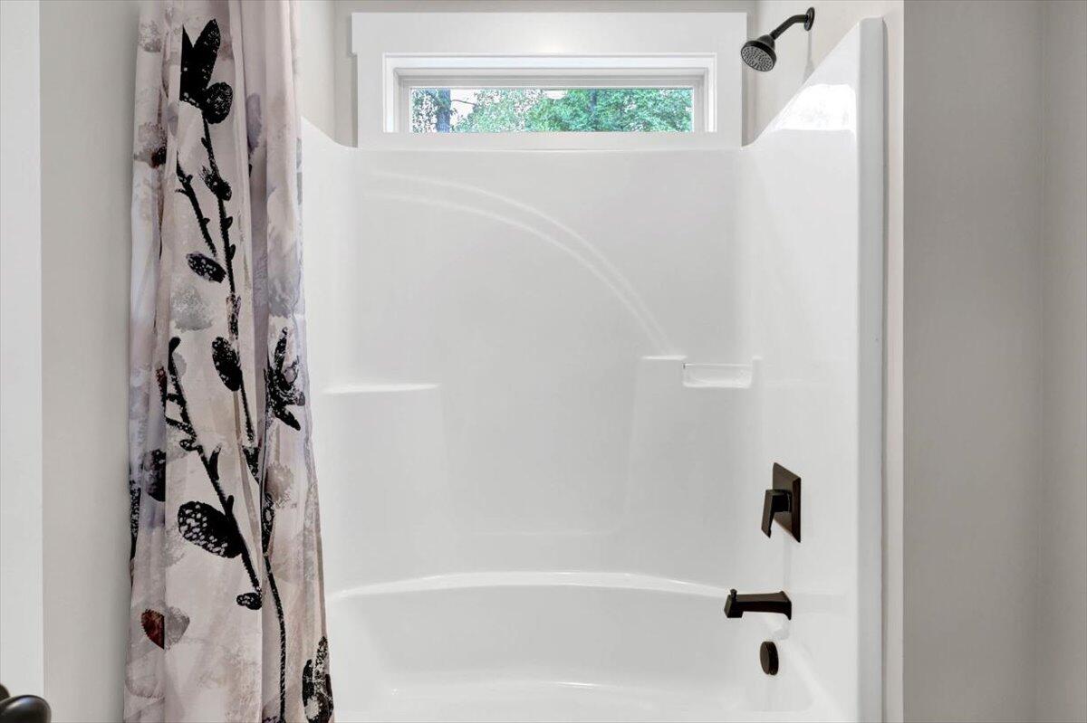 11785 Maddox Drive Georgetown, TN 37336 - Photo 32 of 61 Upstairs Guest Shower Tub combo