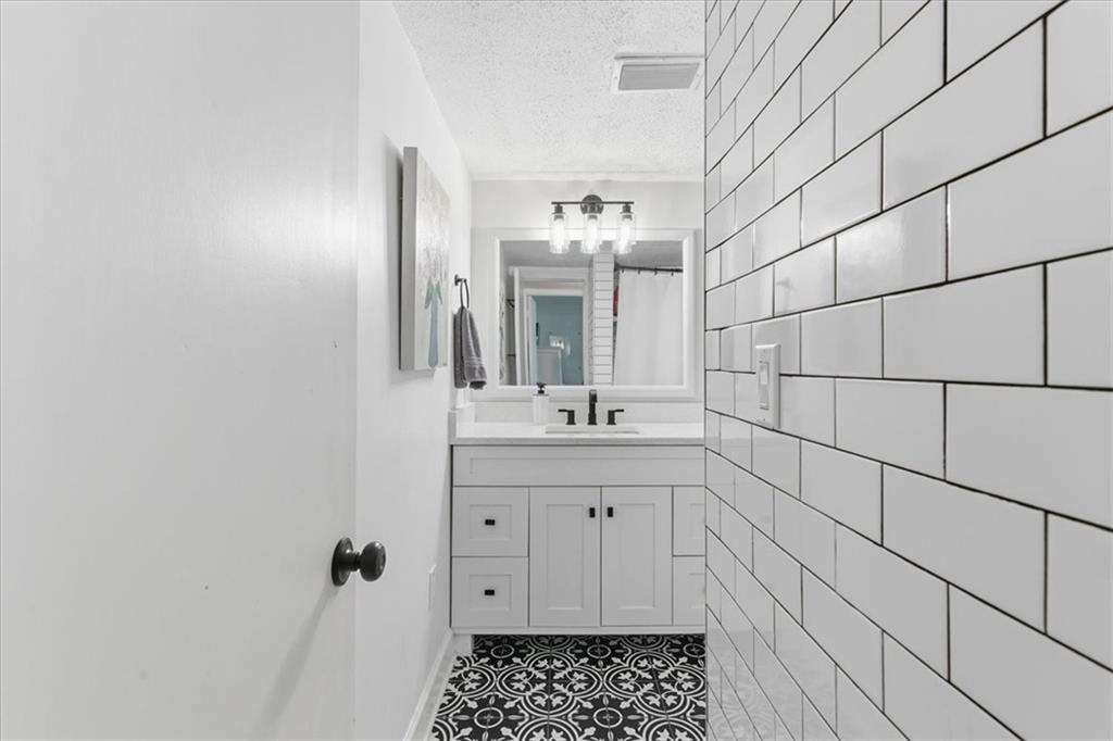 6851 Roswell Road, Unit J14 Sandy Springs, GA 30328 - Photo 13 of 41 a bathroom with a sink and a mirror